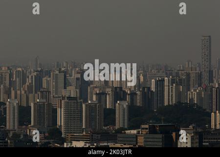 Sao Paulo, Brasilien. 09. September 2022. SP - Sao Paulo - 09/09/2022 - WETTER TEMPO, SAO PAULO, RAUCH - Rauch aus den Feuern im Amazonas kann am Freitag Nachmittag (09) am Himmel der Stadt Sao Paulo beobachtet werden. Foto: Suamy Beydoun/AGIF/Sipa USA Quelle: SIPA USA/Alamy Live News Stockfoto