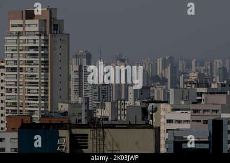 Sao Paulo, Brasilien. 09. September 2022. SP - Sao Paulo - 09/09/2022 - WETTER TEMPO, SAO PAULO, RAUCH - Rauch aus den Feuern im Amazonas kann am Freitag Nachmittag (09) am Himmel der Stadt Sao Paulo beobachtet werden. Foto: Suamy Beydoun/AGIF/Sipa USA Quelle: SIPA USA/Alamy Live News Stockfoto