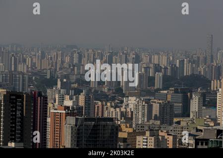 Sao Paulo, Brasilien. 09. September 2022. SP - Sao Paulo - 09/09/2022 - WETTER TEMPO, SAO PAULO, RAUCH - Rauch aus den Feuern im Amazonas kann am Freitag Nachmittag (09) am Himmel der Stadt Sao Paulo beobachtet werden. Foto: Suamy Beydoun/AGIF/Sipa USA Quelle: SIPA USA/Alamy Live News Stockfoto