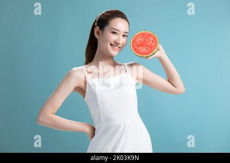 Schöne junge Chinesin mit Wassermelone Stockfoto