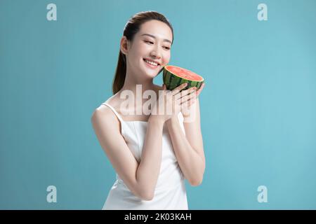 Schöne junge Chinesin mit Wassermelone Stockfoto
