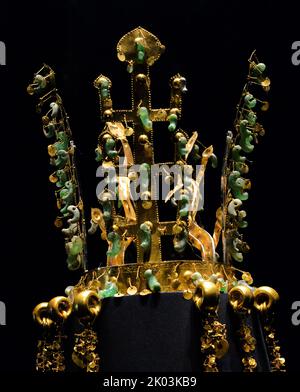 Die Goldkrone von Silla aus Hwangnamdaechong, untergebracht im Nationalmuseum von Korea. Es ist ein nationaler Schatz von Korea. Die Höhe der Krone beträgt 27,5 Zentimeter und die goldenen Ketten und Anhänger, die von der Krone, bekannt als Suhasik, baumeln, sind 13 bis 30,3 Zentimeter lang. Die Krone ist bekannt für ihre reichliche Verwendung von Jade. Die Suhasik sind in zwei Dreiergruppen gruppiert und mit den längsten Ketten am äußeren Rand zu den kleinsten Ketten angeordnet, die der Vorderseite der Krone am nächsten sind. Zweite Hälfte des 5.. Jahrhunderts. Ausgegraben vom Nordhügel des Hwangnam Daechong-Grabes. Stockfoto