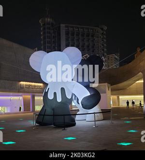 Das Dongdaemun Design Plaza, abgekürzt DDP, ist ein bedeutendes städtebauliches Wahrzeichen in Seoul, Südkorea, entworfen von Zaha Hadid und Samoo, mit einem unverwechselbaren neo-futuristischen Design, das sich durch die „kraftvollen, geschwungenen Formen länglicher Strukturen“ auszeichnet. Das Wahrzeichen ist das Herzstück von Südkoreas Modezentrum und beliebtes Touristenziel, Dongdaemun, mit einem begehbaren Park auf seinen Dächern, großen globalen Ausstellungsräumen, futuristischen Einzelhandelsgeschäften und restaurierten Teilen der Festung Seoul. Die DDP war einer der Hauptgründe für die Ernennung Seouls zur World Design Capital im Jahr 2010. Stockfoto