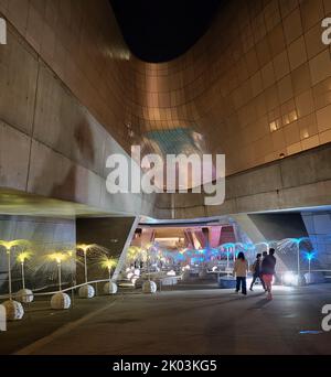 Das Dongdaemun Design Plaza, abgekürzt DDP, ist ein bedeutendes städtebauliches Wahrzeichen in Seoul, Südkorea, entworfen von Zaha Hadid und Samoo, mit einem unverwechselbaren neo-futuristischen Design, das sich durch die „kraftvollen, geschwungenen Formen länglicher Strukturen“ auszeichnet. Das Wahrzeichen ist das Herzstück von Südkoreas Modezentrum und beliebtes Touristenziel, Dongdaemun, mit einem begehbaren Park auf seinen Dächern, großen globalen Ausstellungsräumen, futuristischen Einzelhandelsgeschäften und restaurierten Teilen der Festung Seoul. Die DDP war einer der Hauptgründe für die Ernennung Seouls zur World Design Capital im Jahr 2010. Stockfoto