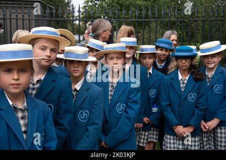 Windsor, Großbritannien. 9.. September 2022. Heute kamen Kinder der Upton House Prep School in Windsor, um Rosen zu legen, die mit schwarzen Schleifen gebunden waren. Nach der sehr traurigen Nachricht, dass Königin Elizabeth II. Gestorben ist, kamen Trauernde, um auf dem langen Spaziergang vor den Toren von Windsor Castle heute Blumen zu legen und Botschaften der Sympathie zu hinterlassen. Quelle: Maureen McLean/Alamy Live News Stockfoto