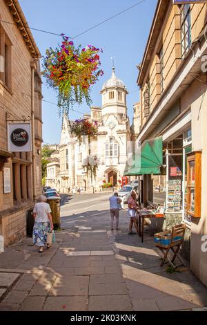 Die römisch-katholische Kirche, früher das Rathaus von Bradford-on-Avon, ist ein Gotteshaus in der Market Street Bradford-on-Avon, Wiltshire, von den Shambles aus gesehen Stockfoto