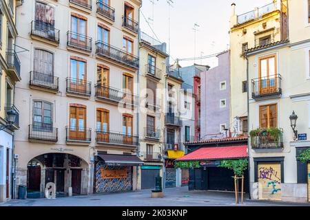 Kleine Unternehmen und Gebäude während der Morgenstunden in Valencia, Spanien Stockfoto