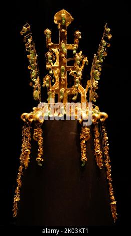 Die Goldkrone von Silla aus Hwangnamdaechong im Nationalmuseum von Korea. Es ist ein nationaler Schatz von Korea. Die Höhe der Krone beträgt 27,5 Zentimeter und die goldenen Ketten und Anhänger, die von der Krone baumeln, bekannt als Suhasik. Diese Krone kann für eine Königin gemacht worden sein und es gibt eine bedeutende Kontroverse darüber, wer im Grab begraben wurde. Zweite Hälfte des 5.. Jahrhunderts. Ausgegraben aus dem Nordhügel von Hwangnam Daechong Stockfoto