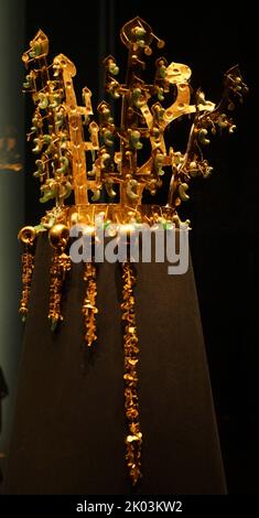 Die Goldkrone von Silla aus Hwangnamdaechong im Nationalmuseum von Korea. Es ist ein nationaler Schatz von Korea. Die Höhe der Krone beträgt 27,5 Zentimeter und die goldenen Ketten und Anhänger, die von der Krone baumeln, bekannt als Suhasik. Diese Krone kann für eine Königin gemacht worden sein und es gibt eine bedeutende Kontroverse darüber, wer im Grab begraben wurde. Zweite Hälfte des 5.. Jahrhunderts. Ausgegraben aus dem Nordhügel von Hwangnam Daechong Stockfoto