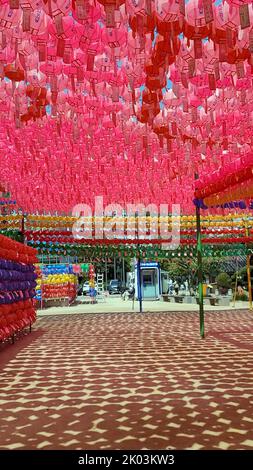 Jogyesa (Jogye-Tempel) ist der Haupttempel des Jogye-Ordens des koreanischen Buddhismus. Das Gebäude stammt aus dem späten 14.. Jahrhundert und wurde 1936 zum Haupttempel des Ordens. Sie spielt eine führende Rolle im gegenwärtigen Zustand des Seon-Buddhismus in Südkorea. Der Tempel wurde erstmals 1395, zu Beginn der Joseon-Dynastie, gegründet; der moderne Tempel wurde 1910 gegründet und hieß zunächst "Gakhwangsa". Der Name wurde in der Zeit der japanischen Herrschaft in 'Taegosa' geändert und dann 1954 in den heutigen Namen. Jogyesa befindet sich in Gyeonji-dong, Jongno-gu, in der Innenstadt von Seoul. Naturdenkmal Nr. 9 Stockfoto