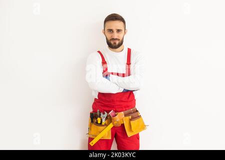 Mann Baumeister in einer Robe, Overalls auf weißem Hintergrund. Platz isolieren, kopieren Stockfoto