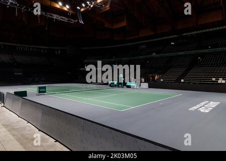 Bologna, ITALIEN. 9. September 2022. Das Hauptgericht befindet sich in der Unipol-Arena in Casalecchio di Reno bei Bologna (Italien). Nach 46 Jahren wird Bologna Gastgeber einer der Runden des Davis Cup by Rakuten Finals sein. Der Aufbau der Unipol Arena in Casalecchio di Reno ist abgeschlossen: Von Dienstag, dem 13. Bis Sonntag, dem 18. September werden dort die Spiele der italienischen Mannschaft zusammen mit Kroatien, Argentinien und Schweden ausgetragen. Die Anlage wird bis zu 8275 Fans pro Tag beherbergen können und es wurden drei Plätze eingerichtet: Das Hauptgericht plus zwei Trainingsplätze. Kredit: Massimiliano Donati/Alamy L. Stockfoto