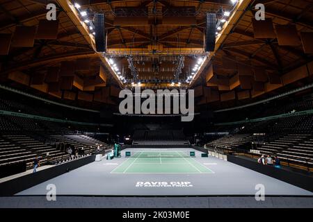 Bologna, ITALIEN. 9. September 2022. Das Hauptgericht befindet sich in der Unipol-Arena in Casalecchio di Reno bei Bologna (Italien). Nach 46 Jahren wird Bologna Gastgeber einer der Runden des Davis Cup by Rakuten Finals sein. Der Aufbau der Unipol Arena in Casalecchio di Reno ist abgeschlossen: Von Dienstag, dem 13. Bis Sonntag, dem 18. September werden dort die Spiele der italienischen Mannschaft zusammen mit Kroatien, Argentinien und Schweden ausgetragen. Die Anlage wird bis zu 8275 Fans pro Tag beherbergen können und es wurden drei Plätze eingerichtet: Das Hauptgericht plus zwei Trainingsplätze. Kredit: Massimiliano Donati/Alamy L. Stockfoto