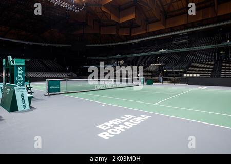 Bologna, ITALIEN. 9. September 2022. Das Hauptgericht befindet sich in der Unipol-Arena in Casalecchio di Reno bei Bologna (Italien). Nach 46 Jahren wird Bologna Gastgeber einer der Runden des Davis Cup by Rakuten Finals sein. Der Aufbau der Unipol Arena in Casalecchio di Reno ist abgeschlossen: Von Dienstag, dem 13. Bis Sonntag, dem 18. September werden dort die Spiele der italienischen Mannschaft zusammen mit Kroatien, Argentinien und Schweden ausgetragen. Die Anlage wird bis zu 8275 Fans pro Tag beherbergen können und es wurden drei Plätze eingerichtet: Das Hauptgericht plus zwei Trainingsplätze. Kredit: Massimiliano Donati/Alamy L. Stockfoto