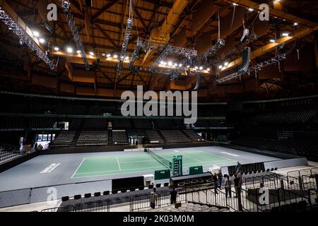 Bologna, ITALIEN. 9. September 2022. Das Hauptgericht befindet sich in der Unipol-Arena in Casalecchio di Reno bei Bologna (Italien). Nach 46 Jahren wird Bologna Gastgeber einer der Runden des Davis Cup by Rakuten Finals sein. Der Aufbau der Unipol Arena in Casalecchio di Reno ist abgeschlossen: Von Dienstag, dem 13. Bis Sonntag, dem 18. September werden dort die Spiele der italienischen Mannschaft zusammen mit Kroatien, Argentinien und Schweden ausgetragen. Die Anlage wird bis zu 8275 Fans pro Tag beherbergen können und es wurden drei Plätze eingerichtet: Das Hauptgericht plus zwei Trainingsplätze. Kredit: Massimiliano Donati/Alamy L. Stockfoto