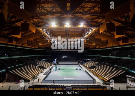 Bologna, ITALIEN. 9. September 2022. Das Hauptgericht befindet sich in der Unipol-Arena in Casalecchio di Reno bei Bologna (Italien). Nach 46 Jahren wird Bologna Gastgeber einer der Runden des Davis Cup by Rakuten Finals sein. Der Aufbau der Unipol Arena in Casalecchio di Reno ist abgeschlossen: Von Dienstag, dem 13. Bis Sonntag, dem 18. September werden dort die Spiele der italienischen Mannschaft zusammen mit Kroatien, Argentinien und Schweden ausgetragen. Die Anlage wird bis zu 8275 Fans pro Tag beherbergen können und es wurden drei Plätze eingerichtet: Das Hauptgericht plus zwei Trainingsplätze. Kredit: Massimiliano Donati/Alamy L. Stockfoto