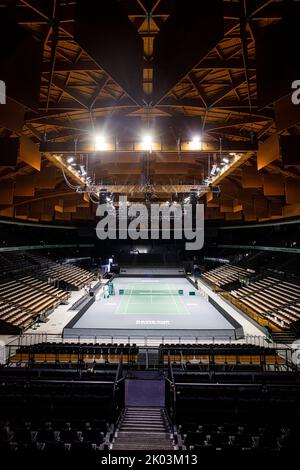 Bologna, ITALIEN. 9. September 2022. Das Hauptgericht befindet sich in der Unipol-Arena in Casalecchio di Reno bei Bologna (Italien). Nach 46 Jahren wird Bologna Gastgeber einer der Runden des Davis Cup by Rakuten Finals sein. Der Aufbau der Unipol Arena in Casalecchio di Reno ist abgeschlossen: Von Dienstag, dem 13. Bis Sonntag, dem 18. September werden dort die Spiele der italienischen Mannschaft zusammen mit Kroatien, Argentinien und Schweden ausgetragen. Die Anlage wird bis zu 8275 Fans pro Tag beherbergen können und es wurden drei Plätze eingerichtet: Das Hauptgericht plus zwei Trainingsplätze. Kredit: Massimiliano Donati/Alamy L. Stockfoto