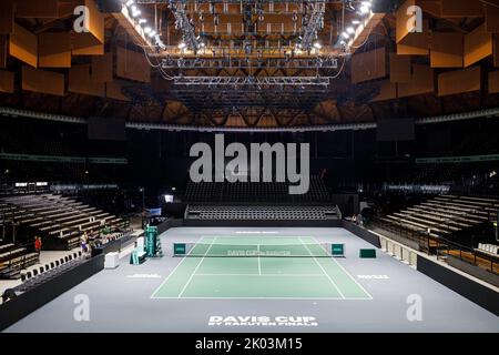 Bologna, ITALIEN. 9. September 2022. Das Hauptgericht befindet sich in der Unipol-Arena in Casalecchio di Reno bei Bologna (Italien). Nach 46 Jahren wird Bologna Gastgeber einer der Runden des Davis Cup by Rakuten Finals sein. Der Aufbau der Unipol Arena in Casalecchio di Reno ist abgeschlossen: Von Dienstag, dem 13. Bis Sonntag, dem 18. September werden dort die Spiele der italienischen Mannschaft zusammen mit Kroatien, Argentinien und Schweden ausgetragen. Die Anlage wird bis zu 8275 Fans pro Tag beherbergen können und es wurden drei Plätze eingerichtet: Das Hauptgericht plus zwei Trainingsplätze. Kredit: Massimiliano Donati/Alamy L. Stockfoto