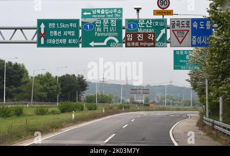 Südkoreanische Grenze mit Nordkorea in der Nähe von Panmunjom, auch bekannt als Panmunjeom. Das Hotel liegt in Paju, Provinz Gyeonggi, Südkorea oder Kaesong, Provinz Nord-Hwanghae, Nordkorea, war ein Dorf nördlich der de facto Grenze zwischen Nord- und Südkorea, wo das koreanische Waffenstillstandsabkommen von 1953, das den Koreakrieg beendete, unterzeichnet wurde. Stockfoto