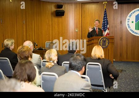 Vereidigung für hochrangige Beamte, darunter Janet Hostetler, Estelle Richman, Francey Youngberg, Hilary Swab, Mary McBride, Richard Walega und Rick Garcia mit dem Vorsitz von Sekretär Shaun Donovan. Stockfoto