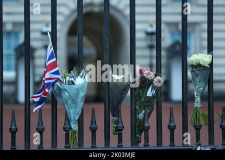 London, Großbritannien. 09. September 2022. Blumen und eine Flagge, die zu Ehren Ihrer Majestät an den Toren des Buckingham Palace hinterlassen wurde. Ihre Majestät Königin Elizabeth II. Ist im Alter von 96 Jahren in Balmoral Castle gestorben, nachdem sie 70 Jahre lang über das Vereinigte Königreich regiert hat. (Foto von Martin Pope/SOPA Images/Sipa USA) Quelle: SIPA USA/Alamy Live News Stockfoto