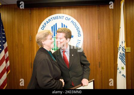 Vereidigung für hochrangige Beamte, darunter Janet Hostetler, Estelle Richman, Francey Youngberg, Hilary Swab, Mary McBride, Richard Walega und Rick Garcia mit dem Vorsitz von Sekretär Shaun Donovan. Stockfoto