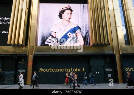 Charing Cross Road, London, Großbritannien. 9.. September 2022. Trauer um den Tod von Königin Elisabeth II. Im Alter von 96 Jahren. Outernet Store. Kredit: Matthew Chattle/Alamy Live Nachrichten Stockfoto