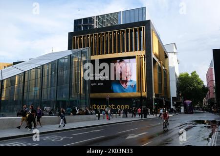 Charing Cross Road, London, Großbritannien. 9.. September 2022. Trauer um den Tod von Königin Elisabeth II. Im Alter von 96 Jahren. Outernet Store. Kredit: Matthew Chattle/Alamy Live Nachrichten Stockfoto