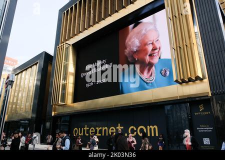 Charing Cross Road, London, Großbritannien. 9.. September 2022. Trauer um den Tod von Königin Elisabeth II. Im Alter von 96 Jahren. Outernet Store. Kredit: Matthew Chattle/Alamy Live Nachrichten Stockfoto