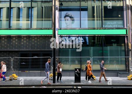 Charing Cross Road, London, Großbritannien. 9.. September 2022. Trauer um den Tod von Königin Elisabeth II. Im Alter von 96 Jahren. Outernet Store. Kredit: Matthew Chattle/Alamy Live Nachrichten Stockfoto