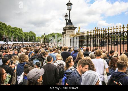 London, Großbritannien. 09. September 2022. Die Menschenmassen wachsen den ganzen Tag über. Nach dem Tod von Königin Elizabeth II. Legen viele Trauernde, aber auch viele Touristen Blumen nieder und zollen ihren Tribut an den Toren des Buckingham Palace, und die Gegend wird sehr voll mit Menschen. Kredit: Imageplotter/Alamy Live Nachrichten Stockfoto