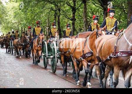 London, Großbritannien. 09. September 2022. Die Königstruppe Royal Horse Artillery kehrt nach dem Waffengruß vom Hyde Park in ihre Kasernen zurück. Massen versammeln sich an zentralen Londoner Standorten, um den Tod von Königin Elizabeth II. Gestern zu betrauern. Kredit: Imageplotter/Alamy Live Nachrichten Stockfoto