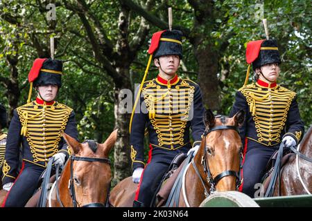 London, Großbritannien. 09. September 2022. Die Königstruppe Royal Horse Artillery kehrt nach dem Waffengruß vom Hyde Park in ihre Kasernen zurück. Massen versammeln sich an zentralen Londoner Standorten, um den Tod von Königin Elizabeth II. Gestern zu betrauern. Kredit: Imageplotter/Alamy Live Nachrichten Stockfoto