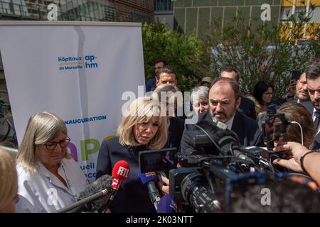 Marseille, Frankreich. 09. September 2022. Brigitte Macron reagiert nach dem Besuch auf die Presse. Die Ehefrau des Präsidenten der Französischen Republik, Frau Brigitte Macron, eröffnete in Marseille die neue Kinderaufnahmestelle für gefährdete Kinder (UAPED), die Kindern ein sicheres Umfeld für Gespräche und Betreuung bieten soll. Dieser Dienst ist in die Notaufnahme der Kinder des Krankenhauses La Timone in Marseille integriert. Kredit: SOPA Images Limited/Alamy Live Nachrichten Stockfoto