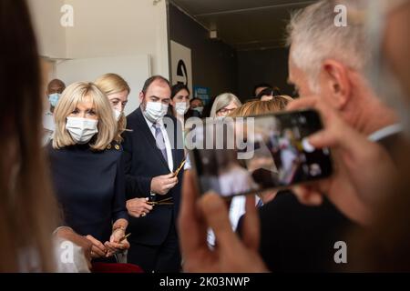 Marseille, Frankreich. 09. September 2022. Brigitte Macron hält die Schere in der Hand. Die Ehefrau des Präsidenten der Französischen Republik, Frau Brigitte Macron, eröffnete in Marseille die neue Kinderaufnahmestelle für gefährdete Kinder (UAPED), die Kindern ein sicheres Umfeld für Gespräche und Betreuung bieten soll. Dieser Dienst ist in die Notaufnahme der Kinder des Krankenhauses La Timone in Marseille integriert. Kredit: SOPA Images Limited/Alamy Live Nachrichten Stockfoto