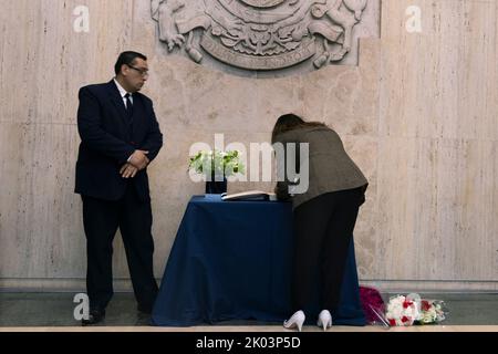 Buenos Aires, Argentinien, 9.. September 2022. Nach dem Tod Ihrer Majestät Königin Elizabeth II. Eröffnete die britische Botschaft mit ihrer Flagge in der Mitte sogar das Kondolenzbuch mit öffentlichem Zugang. Eine Frau, die das Kondolenzbuch unterschreibt. (Quelle: Esteban Osorio/Alamy Live News) Stockfoto