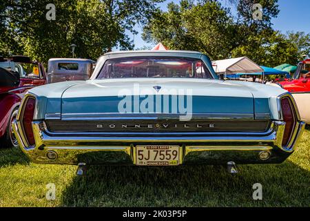 Falcon Heights, MN - 17. Juni 2022: Rückansicht eines Pontiac Bonneville Cabriolets aus dem Jahr 1964 auf einer lokalen Automobilausstellung. Stockfoto