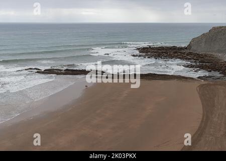 Itzurun Beach in Zumaia, Baskenland, Spanien. Luftaufnahme. Stockfoto