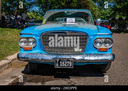 Falcon Heights, MN - 17. Juni 2022: Low-Perspective-Frontansicht einer 1963 Studebaker Lark Sedan auf einer lokalen Automobilmesse. Stockfoto