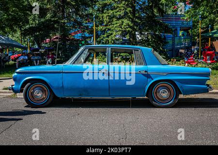 Falcon Heights, MN - 17. Juni 2022: Low-Perspective-Seitenansicht einer 1963 Studebaker Lark Sedan auf einer lokalen Automobilmesse. Stockfoto