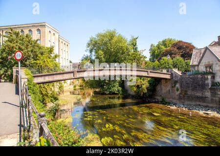 Die McKeever Bridge ist eine Fußgängerbrücke über den Fluss Avon in Bradford auf Avon Wilts, die 2012 nach Ed McKeever, einem lokalen Olympiasieger, benannt wurde Stockfoto