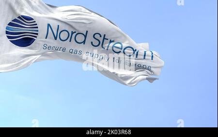 Greifswald, GER, 2022. September: Flagge mit dem Nord Stream-Logo winkt dem Fan an einem klaren Tag zu. Nord Stream ist eine Gaspipeline, die direkt umläuft Stockfoto