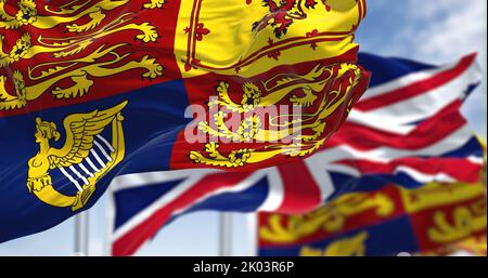 London, Großbritannien, September 2022: Der Royal Standard des Vereinigten Königreichs winkt dem Wind zusammen mit der britischen Flagge Stockfoto