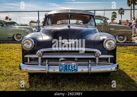 Daona Beach, FL - 24. November 2018: Vorderansicht einer Chevrolet StyleLine Deluxe Limousine aus dem Jahr 1950 auf einer lokalen Automshow. Stockfoto