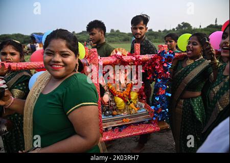 Neu-Delhi, Delhi, Indien. 9. September 2022. Anhänger tragen ein Idol des elefantenköpfigen Hindu-gottes Ganesh, um am letzten Tag des Ganesh Chaturthi-Festivals in Neu-Delhi in einen künstlichen Teich einzutauchen. (Bild: © Kabir Jhangiani/ZUMA Press Wire) Stockfoto