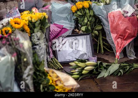 London, Großbritannien. 9.. September 2022. Nach der Ankündigung des Todes von Elizabeth II., Königin von Großbritannien, die am Donnerstagabend im Balmoral Castle starb, bringen königliche Fans und Wohlhabende weiterhin Blumengebete an die Tore des Buckingham Palace. Foto Horst A. Friedrichs Alamy Live News Stockfoto