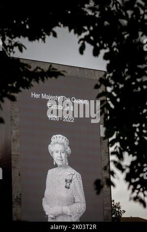 London, Großbritannien. 9. September 2022. Ein Porträt Ihrer Majestät Königin Elizabeth II. Wird in der A3 London Road zu Ehren der Nation gezeigt, die eine 10-tägige Trauerperiode beginnt. Königin Elizabeth starb am Mittwoch, 8. September, die die am längsten dienende britische Monarch und wird von ihrem Sohn abgelöst werden.Foto: Horst A. Friedrichs Alamy Live News Stockfoto