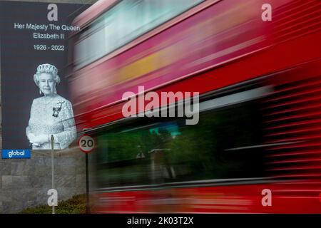 London, Großbritannien. 9. September 2022. Ein Porträt Ihrer Majestät Königin Elizabeth II. Wird in der A3 London Road zu Ehren der Nation gezeigt, die eine 10-tägige Trauerperiode beginnt. Königin Elizabeth starb am Mittwoch, 8. September, die die am längsten dienende britische Monarch und wird von ihrem Sohn abgelöst werden.Foto: Horst A. Friedrichs Alamy Live News Stockfoto