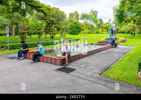 BANGKOK, THAILAND - 1.11.2019: Im öffentlichen Park in Bangkok spielt man das Pokemon Go-Spiel auf dem Handy. Stockfoto