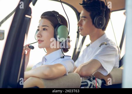 Chinesische Piloten sitzen im Hubschrauber-Cockpit Stockfoto